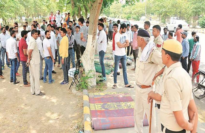gurgaon, gurugram namaz, namaz controversy, gurgaon namaz row, muslim groups offer namaz, Namaz in gurugram, gurgaon namaz, gurgaon namaz stopped, gurgaon namaz land, gurugram news, gurgaon news, Hindi news, news in Hindi, Jansatta