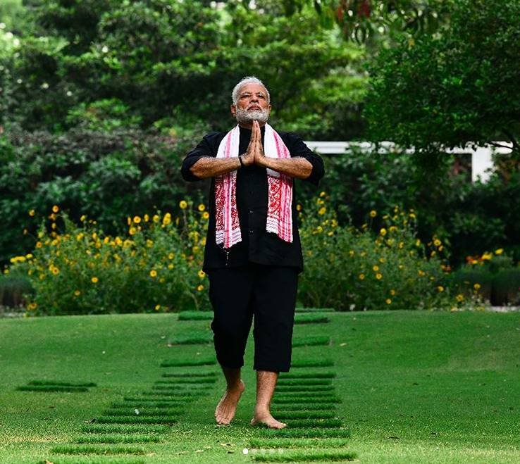 narendra modi, virat kohli, narendra modi fitness video, narendra modi fitness challenge, virat kohli fitness challenge to narendra modi, narendra modi yoga poses,