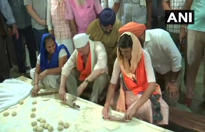 गुरुद्वारा शीश गंज साहिब में रोटी बेलतीं यूएन में अमेरिकी राजदूत निक्की हेली। 