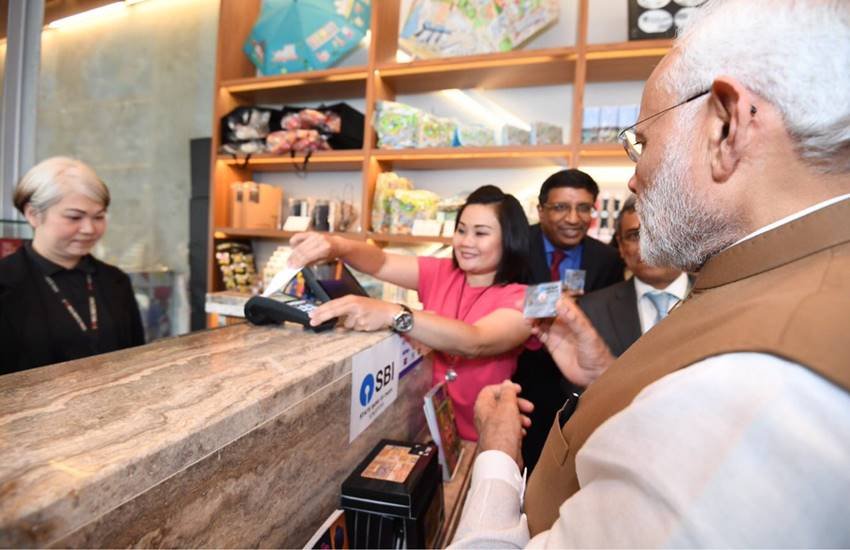pm narendra modi, modi in singapore, singapore, rupay card, madhu painting, Hindi news, News in hindi, Jansatta