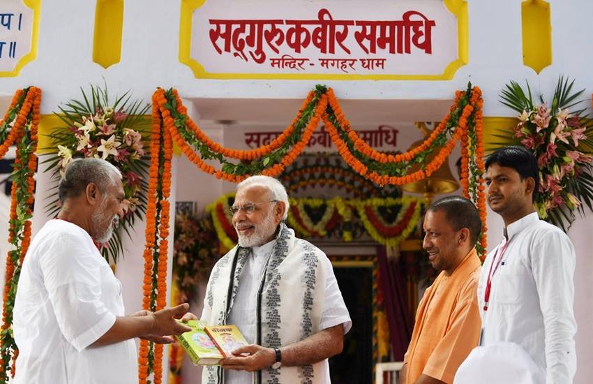 संत कबीर नगर के मगहर में पीएम नरेंद्र मोदी। (फोटो सोर्स- ट्विटर/Narendra Modi)