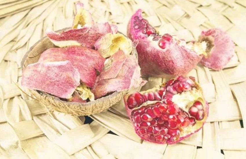 अनार के छिलकों में फल से ज्यादा एंटी-ऑक्सीडेंट्स होते हैं।