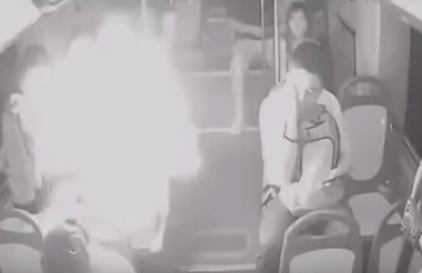 बस में फट गया पावर बैंक (फोटो सोर्स- वीडियो स्क्रीनशॉट) बस में फट गया पावर बैंक (फोटो सोर्स- वीडियो स्क्रीनशॉट)