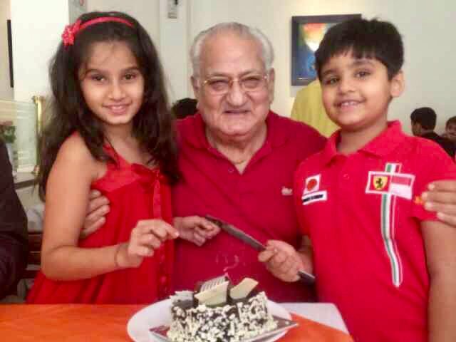 "Happy Fathers Day, Sunny Leone, Shah Rukh Khan, karan johar, Akshay Kumar, Kajol, abram, Nitara Kumar, anushka sharma, Fathers Day, Happy Father's Day wishes, Fathers Day posts, Fathers Day photos, celebs Fathers Day