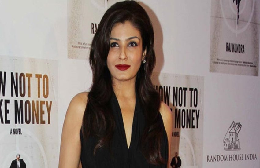 रवीना टंडन सोशल मीडिया साइट्स पर काफी एक्टिव हैं।