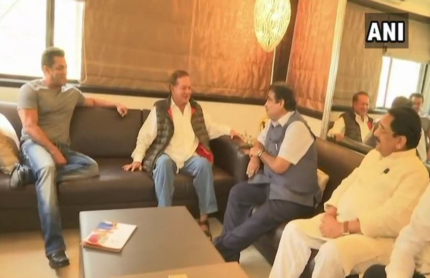 केंद्रीय मंत्री नितिन गडकरी ने सलमान खान और सलीम खान से मुलाकात की। 