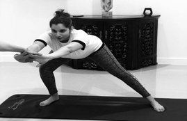 Sania Mirza, yoga, pre natal yoga, pregnent Sania, Sania mirza doing yoga, Maneka Gandhi, lauds Sania Mirza for practicing prenatal Yoga, Hindi news, News in Hindi, Jansatta