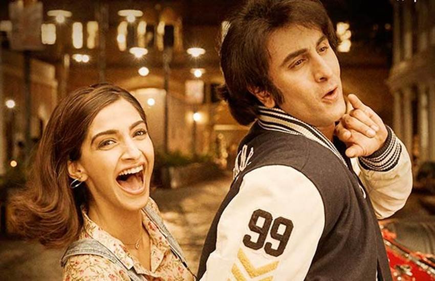 फिल्म संजू के एक पोस्टर में रणबीर कपूर और सोनम कपूर।