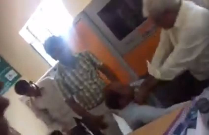 SDM ने लोक अदालत में फरियादी को पीट दिया।
फोटो सोर्स - वीडियो स्क्रीनशॉट SDM ने लोक अदालत में फरियादी को पीट दिया।
फोटो सोर्स - वीडियो स्क्रीनशॉट