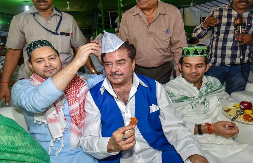 राजद सुप्रीमो लालू प्रसाद यादव के बेटों तेजस्वी प्रसाद यादव और तेज प्रताप के साथ भाजपा सांसद शत्रुघ्न सिन्हा। फोटो- पीटीआई