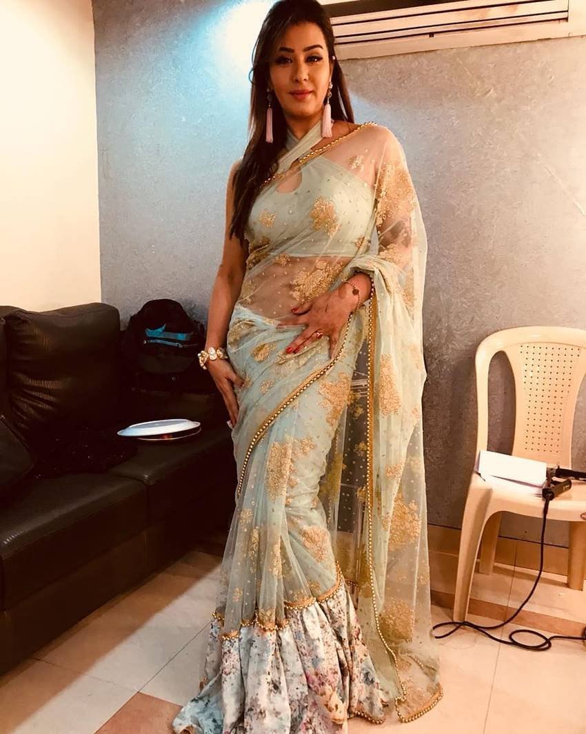 Shilpa shinde drapes the red chiffon , Shilpa shinde marathi look, shilpa shinde sizzling look shilpa shinde hot look, shilpa shinde latest pics shilpa shinde saree look