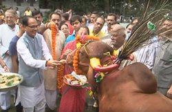 मध्‍य प्रदेश: सीएम से मिले मंत्री, कहा- गाय मंत्रालय बनाइए, उसे जानवरों की श्रेणी से बाहर निकालना है