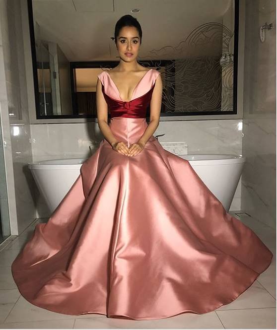iifa 2018 day 3, iifa fashion, iifa 2018, iifa pics, kriti sanon, kriti sanon latest photos, kriti sanon fashion, shraddha kapoor, shraddha kapoor fashion, zaira wasim fashion, indian express, indian express news