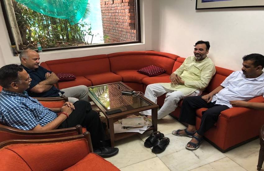 अनिल बैजल के दफ्तर में आज से बेमियादी भूख हड़ताल पर मनीष सिसोदिया 