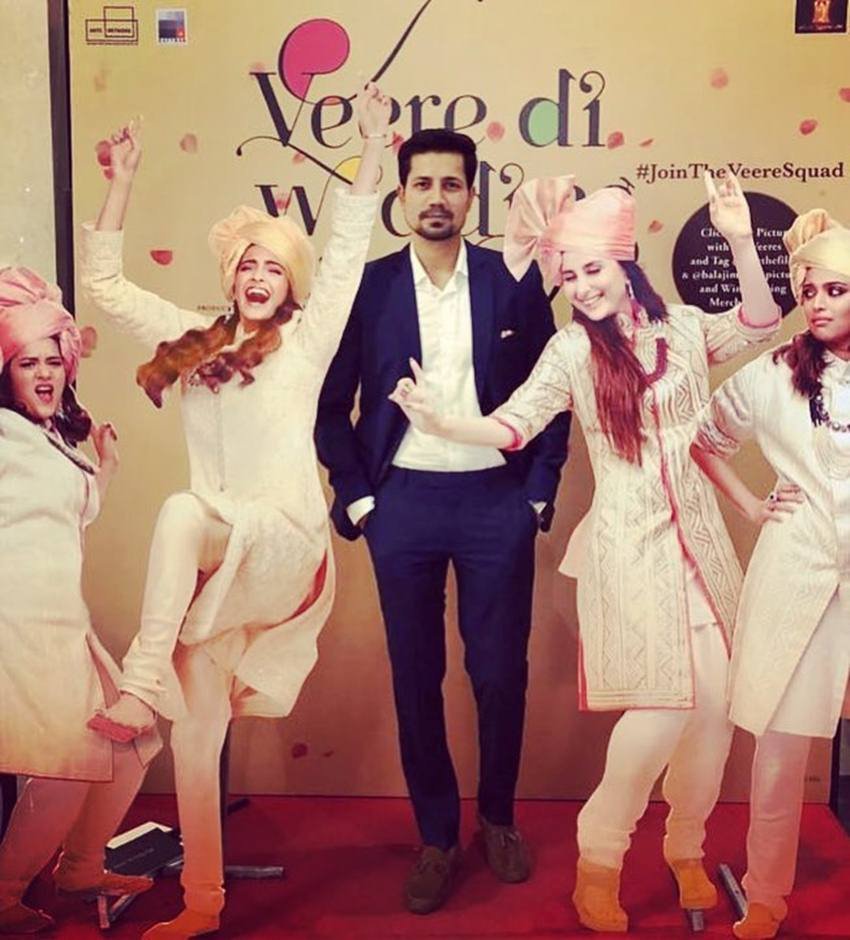 "veere di wedding, kareena kapoor, sumeet vyas, kareena kapoor summet vyas, summet kareena video, kareena kapoor veere di wedding video, veere di wedding behind the scenes, kareena kapoor videos, sonam kapoor, veere di wedding release date, veere di wedding song, veere din wedding cast, swara bhaskar, shikha talsania, kareena sonam veere di wedding, veere di wedding updates, kareena kapoor updates