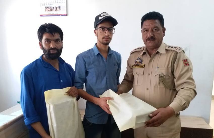 ईद की पूर्व संध्या पर सोपोर पुलिस ने शहीदों के परिवार वालों को बांटे उपहार। तस्वीर Kashmir Zone Police के ट्विटर हैंडल से ट्वीट की गई है।