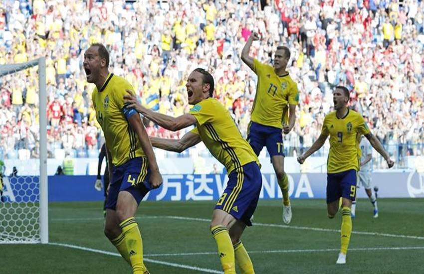 स्वीडन के खिलाड़ी दक्षिण अफ्रीका के डिफेंस को भेदने की कोशिश में लगे हुए थे। (फोटो सोर्स- ap)