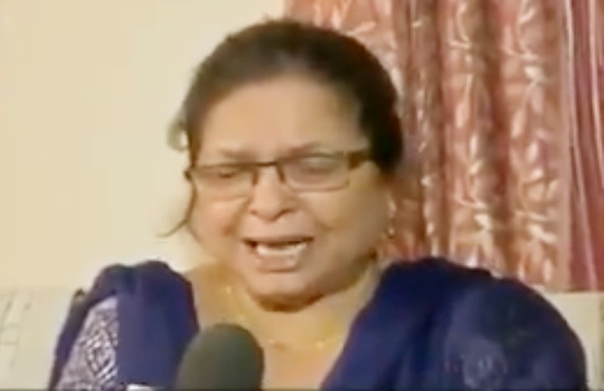 उत्तराखंड के सीएम त्रिवेंद्र सिंह रावत के आदेश पर सस्पेंड की गई शिक्षिका उत्तरा पंत बहुगुणा (फोटो सोर्स- वीडियो स्क्रीनशॉट)