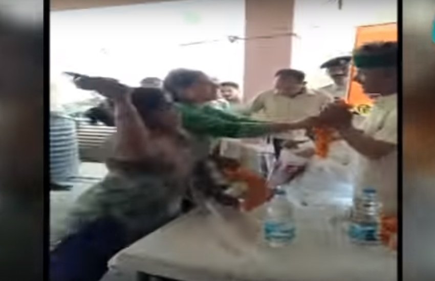 हमीरपुर में महिलाओं ने यूनियन लीडर को चप्पल से पीटा (फोटो सोर्स- वीडियो स्क्रीनशॉट)