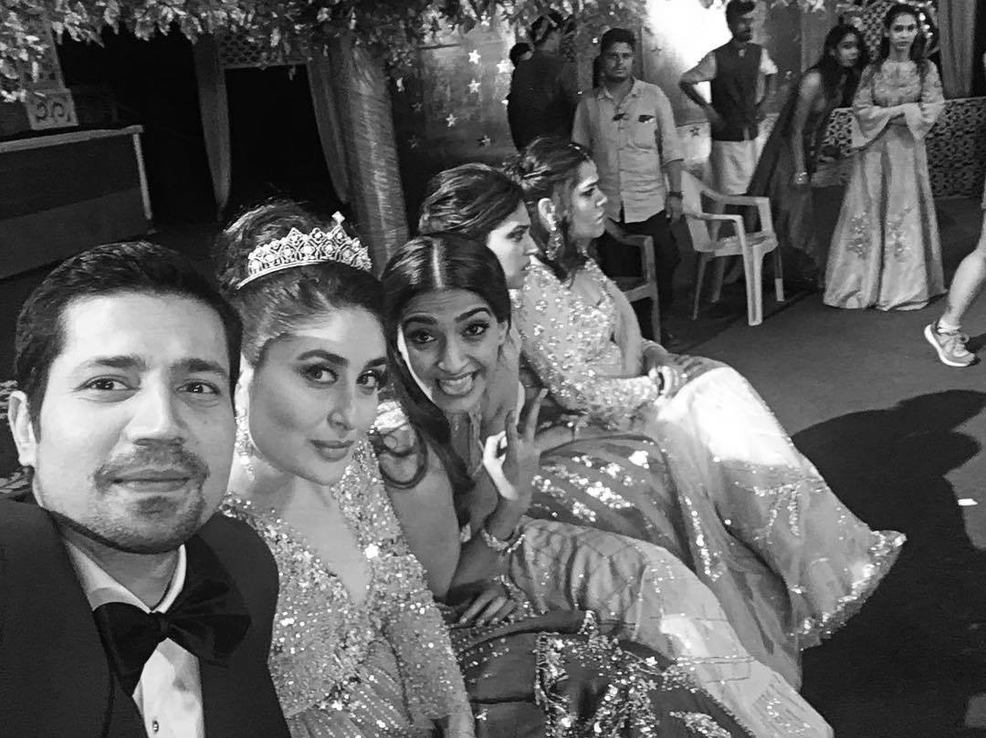 "veere di wedding, kareena kapoor, sumeet vyas, kareena kapoor summet vyas, summet kareena video, kareena kapoor veere di wedding video, veere di wedding behind the scenes, kareena kapoor videos, sonam kapoor, veere di wedding release date, veere di wedding song, veere din wedding cast, swara bhaskar, shikha talsania, kareena sonam veere di wedding, veere di wedding updates, kareena kapoor updates