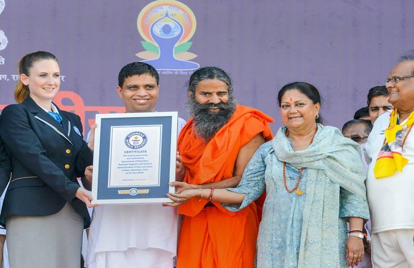 गिनीज बुक आॅफ वर्ल्ड रिकार्ड्स के दो अधिकारियों की मौजूदगी में हुए योग कार्यक्रम में योग गुरू बाबा रामदेव और मुख्यमंत्री वसुंधरा राजे को एक साथ सबसे अधिक संख्या में योग करने पर विश्व रिकार्ड बनाने के लिये अधिकारियों ने प्रमाण पत्र दिया। (फोटो-पीटीआई)