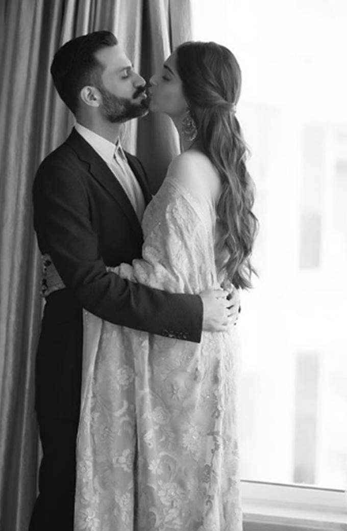sonam kapoor, sonam kapoor with husband anand ahuja, anand ahuja and sonam kapoor romancing, sonam anand romancing with each other, look at sonam kapoor, sonam kapoor royal look in pictures, television news, television news,entertainment news, bollywood news, television news, entertainment news, bollywood news, television news