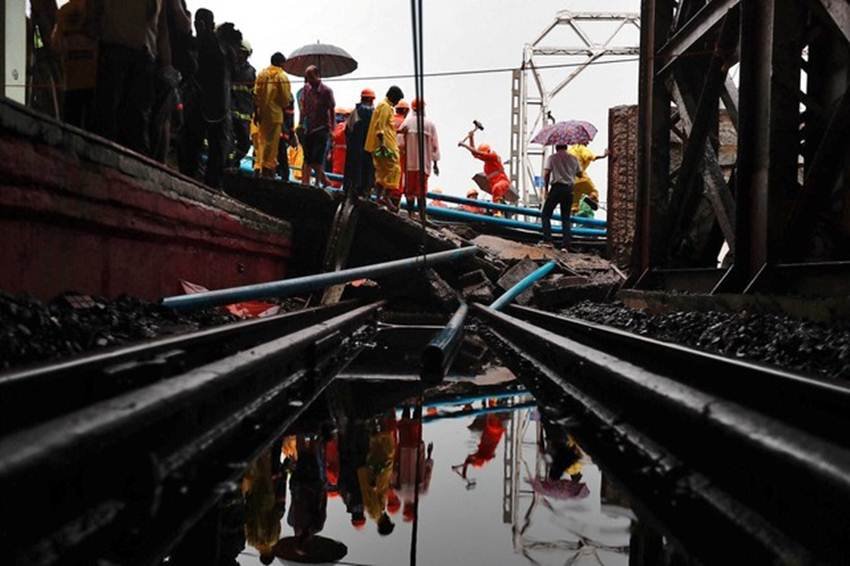 Andheri bridge collapse, Andheri foot overbridge collapse, Mumabi rain, Andheri road overbridge collapse, Andheri Station, foot overbridge collapse in Mumbai, foot overbridge collapse in Andheri,foot overbridge news, andheri news