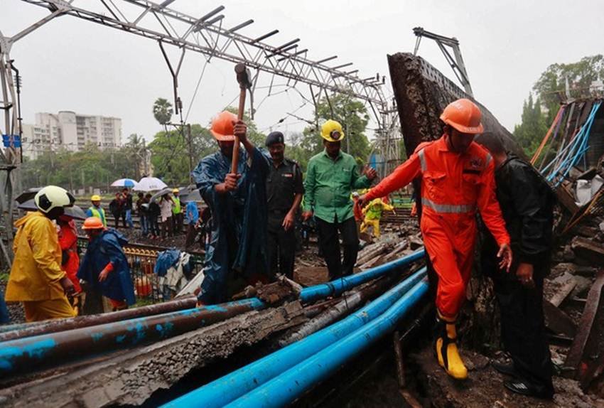 Andheri bridge collapse, Andheri foot overbridge collapse, Mumabi rain, Andheri road overbridge collapse, Andheri Station, foot overbridge collapse in Mumbai, foot overbridge collapse in Andheri,foot overbridge news, andheri news