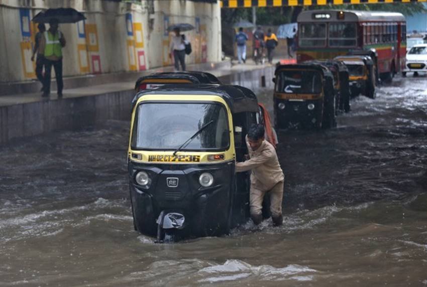 हाल ही मौसम विभाग ने फिर से चेतावनी देते हुए कहा है कि शहर में अभी बारिश जारी रहेगी।
