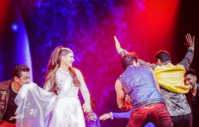 PHOTOS of Jacqueline Fernandez, Jacqueline Fernandez IN Dabangg Tour, Jacqueline Fernandez with salman khan, katrina kaif, daisy shah, Jacqueline Fernandez and daisy together, race 3 actress, Jacqueline Fernandez, inside pictures of kick actress, entertainment news, bollywood news, television news, bollywood news, entertainment news, bollywood news, television news, bollywood news
