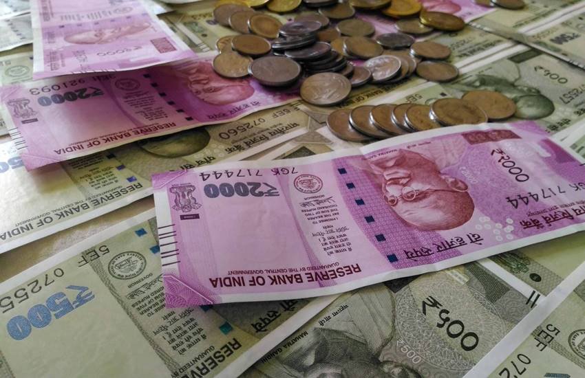 सातवें वेतन आयोग की सिफारिशें लागू होने के बाद केंद्रीय कर्मचारियों की न्यूतम सैलरी 18,000 रुपए हो गई है। 