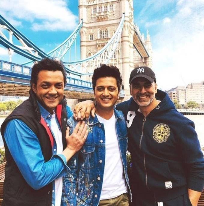 akshay kumar, Riteish Deshmukh, bobby deol, chuncky panday, kriti senon, kriti kharbanda, akshay kumar Riteish Deshmukh having fun together, akshay kumar, Riteish Deshmukh in london bridge, akshay kumar in london bridge, Riteish Deshmukh, entertainment news, entertainment news, bollywood news, television news, entertainment news, entertainment news, bollywood news, television news, entertainment news