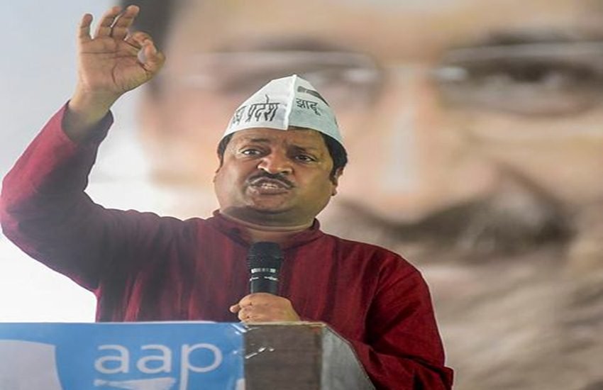 आप ने स्टाम्प पेपर पर कुल 30 वादे किए हैं। इन्हें किसानी, बिजली, पानी, रोजगार, आदिवासी, पेंशन और कर्मचारी सेगमेंट में बांटा गया है। (फोटो- PTI)