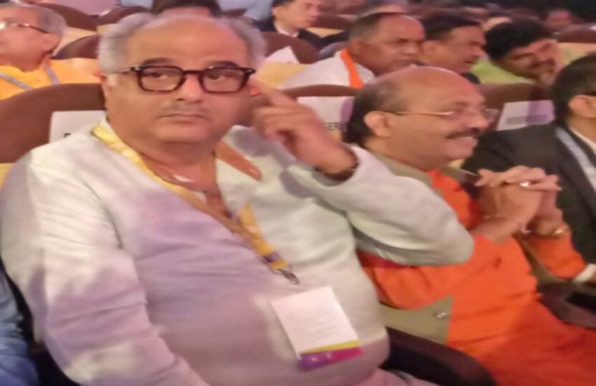 उद्योगपति कुमार मंगलम बिड़ला के साथ बातचीत करते राज्य सभा सांसद अमर सिंह। (फोटो-PTI)