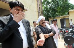 यूपी: देवरिया जेल में प्रशासन का छापा, बाहुबली अतीक अहमद के पास मिला मोबाइल, मुकदमा दर्ज