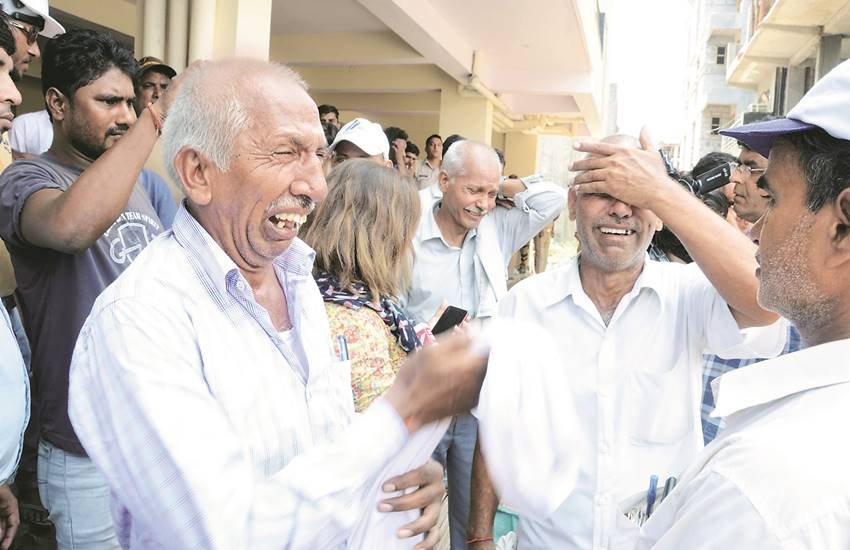 शाहबेरी गांव में हादसे के बाद रोते-बिलखते मारे गए लोगों के परिजन। फाइल फोटो