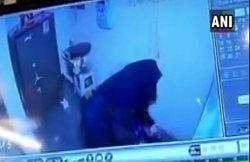 VIDEO: आभूषण कारोबारी की धुनाई करके 1 किलो सोना लूट भागी बुर्काधारी महिला