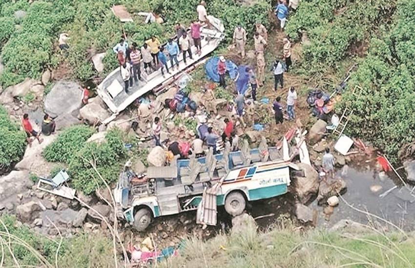 रविवार को पौड़ी गढ़वाल जिले के धूमाकोट के पास हुई बस दुर्घटना ने एक बार फिर सरकारी विकास के दावों को झुठला दिया।