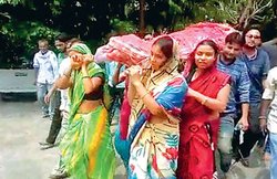 राजस्‍थान: अंतिम इच्‍छा का पालन करते हुए 4 लड़कियों ने पिता को मुखाग्नि दी, पंचायत ने बेदखल कर दिया