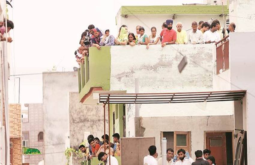 11 लोगों के आत्महत्या करने से ठीक पहले दो महिलाएं बाजार से ये स्टूल लेकर आई थीं। (फोटोः फेसबुक)