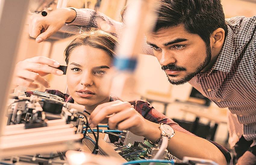 इंजीनियरिंग की इस विधा में दूरसंचार के लिए उपयोगी तकनीकों और उपकरणों के विकास के लिए कार्य किया जाता है।