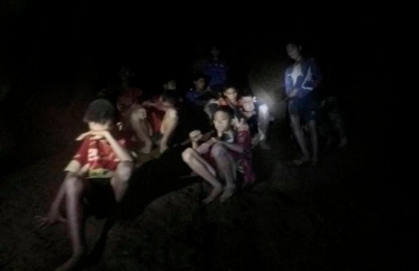 गुफा में फंसे होने के दौरान सोमवार को कुछ इस तरह रात के अंधेरे में नजर आई थी मासूमों की फुटबॉल टीम। (फोटोः AP)