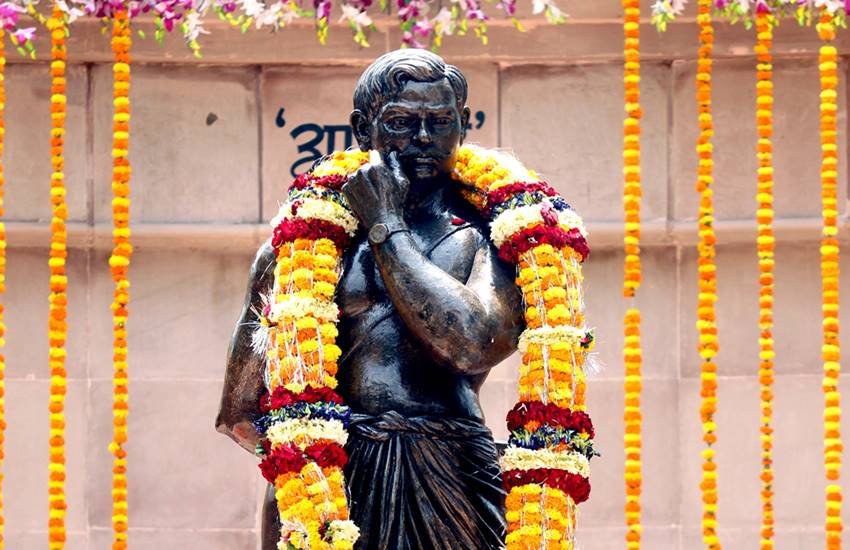 यूपी के वाराणसी केंद्रीय कारागार में लगी हुई अमर शहीद चंद्र शेखर आजाद की प्र​तिमा। Express Photo by Anand Singh