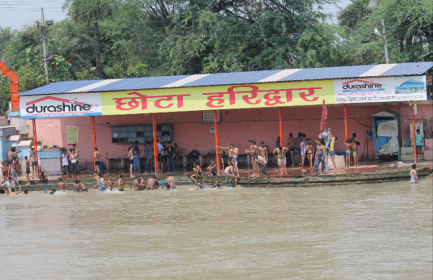 छोटा हरिद्वार स्थित गंगनहर में श्रद्धालु महिलाओं को डुबोने का आरोप गोताखोरों पर लग रहा है। फोटो-सोशल मीडिया।