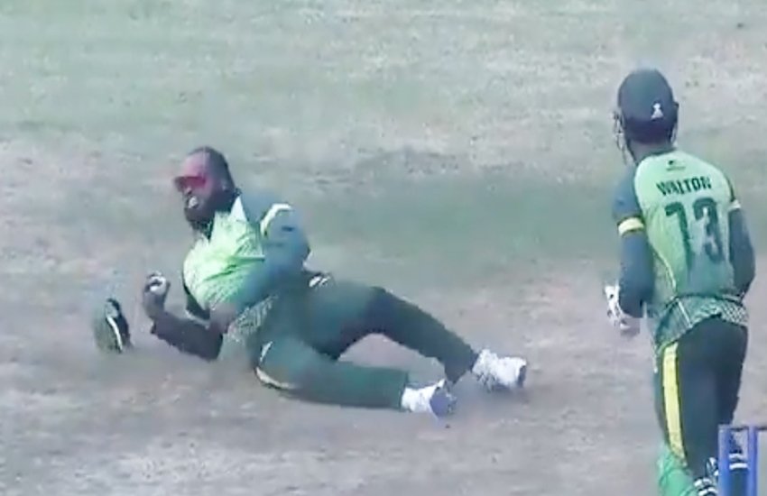 क्रिकेटर क्रिस गेल, कैच पकड़ते हुए (फोटो सोर्स- वीडियो स्क्रीनशॉट)