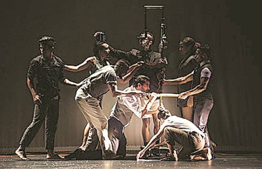 कंपनी डी डांजा पेरिफेरिया के नृत्य और नृत्यांगनाओं की यह सामूहिक प्रस्तुति थी। कंपनी डी डांजा पेरिफेरिया के नृत्य और नृत्यांगनाओं की यह सामूहिक प्रस्तुति थी।