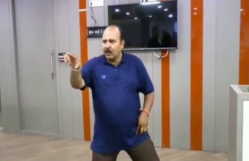 डांसिंग अंकल के नाम से मशहूर प्रोफेसर संजीव श्रीवास्‍तव। फोटो- Facebook 