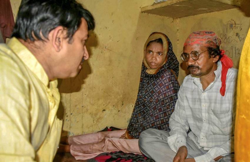भूख से मरने वाली बच्चियों की मां और रिश्तेदार से मिलने पहुंचे दिल्ली बीजेपी अध्यक्ष मनोज तिवारी। (फोटो सोर्स- पीटीआई)