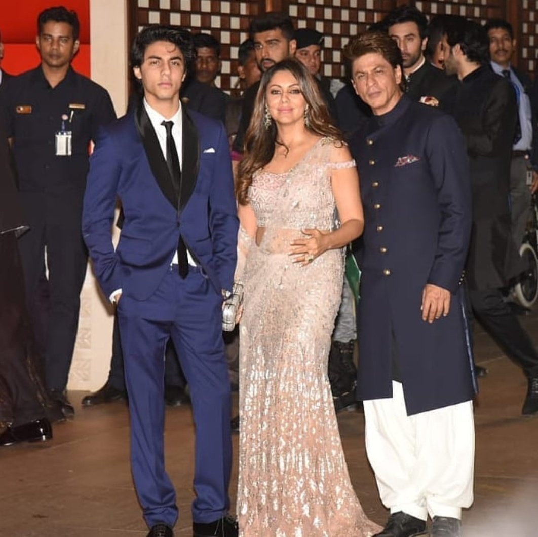 abram,aryan khan,barcelona,gauri khan,gauri khan barcelona,shah rukh khan,shah rukh khan aryan khan abram,shah rukh khan latest pics"