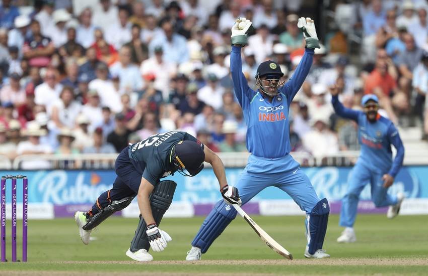 इंग्‍लैंड के खिलाफ एक्‍शन में महेंद्र सिंह धोनी। (Photo : AP)